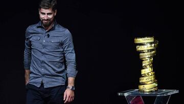 Peter Sagan, junto al Trofeo Senza Fine durante la presentación del Giro de Italia 2020.