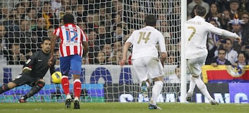26 de noviembre de 2011. Partido de LaLiga entre el Real Madrid y el Atlético de Madrid en el Bernabéu (4-1). Cristiano Ronaldo marcó el 1-1 de penalti. 