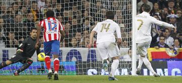 26 de noviembre de 2011. Partido de LaLiga entre el Real Madrid y el Atl¨¦tico de Madrid en el Bernab¨¦u (4-1). Cristiano Ronaldo marc¨® el 1-1 de penalti.
