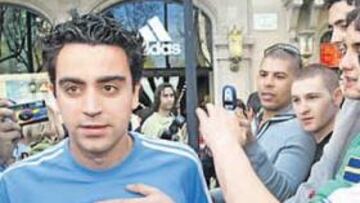 <b>OPTIMISTA. </b>Xavi Hernández, saludado por aficionados, durante un acto promocional de la firma que lo patrocina.