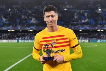 Robert Lewandowski posa con el trofeo MVP, mejor jugador del partido.