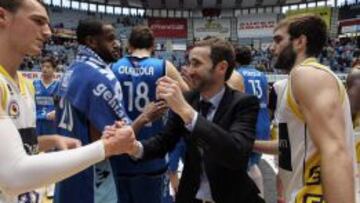 Sito Alonso, t&eacute;cnico del Gipuzkoa, saluda a los jugadores del Valladolid.