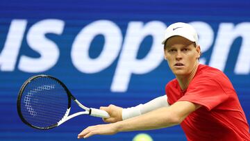 NEW YORK, NEW YORK - AUGUST 21: Jannik Sinner of Italy returns a ball during a practice session ahead of the 2025 US Open at USTA Billie Jean King National Tennis Center on August 21, 2025 in the Queens borough of New York City. Sarah Stier/Getty Images/AFP (Photo by Sarah Stier / GETTY IMAGES NORTH AMERICA / Getty Images via AFP)