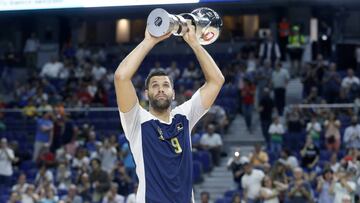 Felipe Reyes, con el trofeo de la Supercopa 2019.
