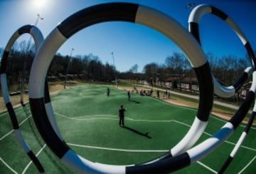 16. El terreno de juego 'Puckelboll' es una obra diseñada por el artista Johan Ferner Stroem, situado en Skarholmen, al sur-oeste de Estocolmo, es un campo de césped artificial distorsionado donde las mitades son de diferentes tamaños y en el que el césped artificial está lleno de baches.