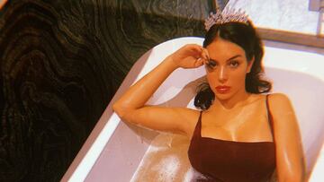 El sugerente posado de Georgina en la bañera recordando a Cleopatra