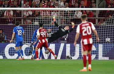 3-4. Gran centro de Gabriel Strefezza que remata de cabeza Ayoub El Kaabi y superar Andriy Lunin.