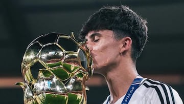 Adrián Pérez posa con el trofeo de campeón del torneo que el Juvenil B conquistó el pasado verano en China.