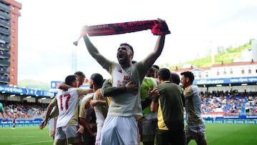 Egiluz, con bufanda en alto, celebra el tanto de Panichelli en Eibar.