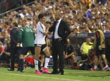 Enzo Pérez,  que saluda a Nuno, se retiró lesionado.
