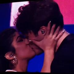 Damion y África confirman su relación besándose en el primer concierto de OT 2018