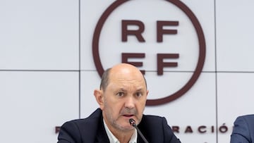 MADRID, 21/07/2025.- El presidente del Comité Técnico de Árbitros de la Real Federación Española de Fútbol, Fran Soto Balirac, junto al presidente de la Real Federación Española de Fútbol, Rafael Louzán (i) durante la presentación del equipo de trabajo que le va a acompañar al frente de la dirección arbitral para el inicio de una etapa con la transparencia, la unidad, la independencia, la meritocracia y la objetividad como principios rectores básicos. EFE/ RFEF/SOLO USO EDITORIAL/SOLO DISPONIBLE PARA ILUSTRAR LA NOTICIA QUE ACOMPAÑA (CRÉDITO OBLIGATORIO)