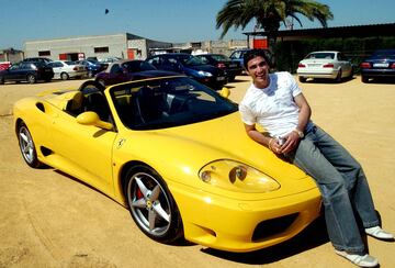 Reyes llegando a la ciudad deportiva del Sevilla llegando en un Ferrari Amarillo.