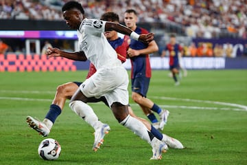 Vinicius, en el área en una jugada del Clásico contra el Barcelona.