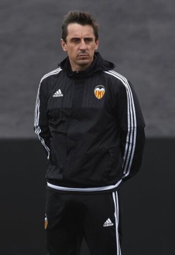 Gary Neville lleg¨® al Valencia como sustituto del despedido Nuno. Sus n¨²meros fueron muy pobres y no lleg¨® a terminar la temporada. Fue sustituido por Pako Ayestar¨¢n.
