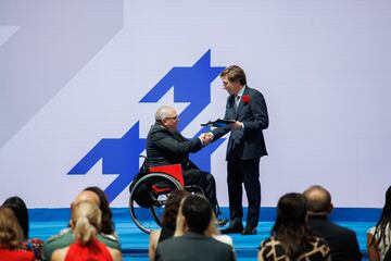 El alcalde de Madrid, José Luis Martínez-Almeida, entrega la medalla al presidente del Comité español de personas con discapacidad, Óscar Moral.