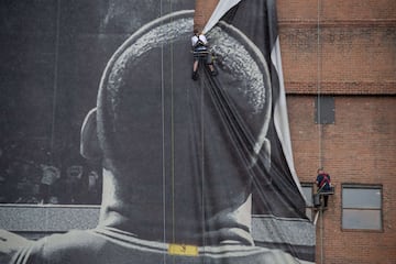 Operarios trabajando en la retirada del cartel del alero, LeBron James, en Cleveland (Ohio) tras el anuncio de su fichaje por los Ángeles Lakers.