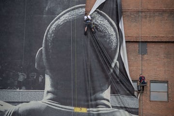 Operarios trabajando en la retirada del cartel del alero, LeBron James, en Cleveland (Ohio) tras el anuncio de su fichaje por los Ángeles Lakers. 