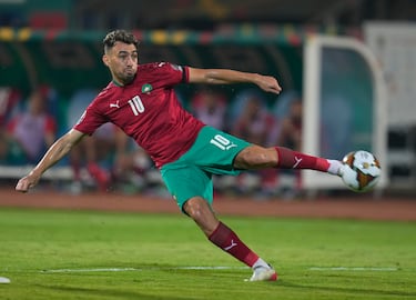 Munir El Haddadi (El Escorial, Madrid, 1 de septiembre de 1995) jugó en las categorías inferiores de España y su aparición explosiva con el Barcelona hizo que la Federación le convocase en 2014, con 19 años recién cumplidos, para jugar un partido con la selección absoluta de España, contra Macedonia del Norte en Valencia (5-1), lo que en teoría lo inhabilitaba para representar a otra selección al ser éste un encuentro oficial, de clasificación para la Eurocopa de 2016.
En 2018 al no volver a vestir la camiseta española reclamó a la FIFA que le dejasen jugar con Marruecos y en 2021 la FIFA admitió el recurso de la federación marroquí a la sentencia de noviembre de 2020 del Tribunal de Arbitraje Deportivo (TAS) que le impedía hacerlo. El 26 de marzo de 2021 disputó finalmente su primer partido con la selección africana.