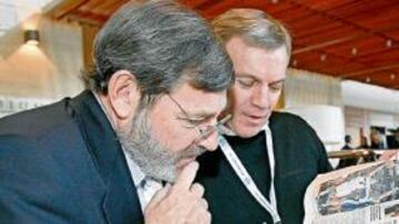 <b>INFORMADO. </b>Jaime Lissavetzky lee el AS con nuestro redactor.