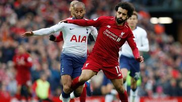 Salah y Moura pelean por un balón en el partido entre Liverpool y Tottenham.