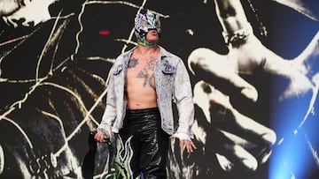 Rey Fénix hace su entrada al ring en AEW Dynamite.