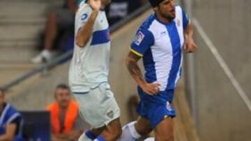 <b>PÍCARO. </b>Osvaldo se lanza en el primer penalti a favor del Espanyol. El ítalo-argentino completó de nuevo un gran encuentro goleador.