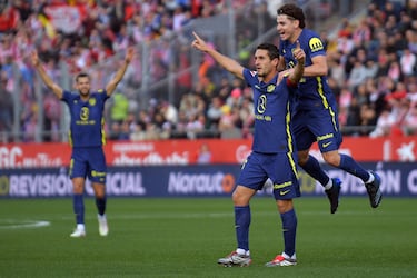 Julián Alvarez celebra junto a Koke Resurreción tras el gol del capitán del Atlético de Madrid.