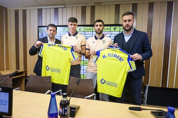 Mario Climent e Iker Recio en su presentación en la sala de prensa del Nuevo Mirandilla como nuevo jugadores del Cádiz junto a Juan Cala y Juanjo Lorenzo.