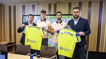 Mario Climent e Iker Recio en su presentación en la sala de prensa del Nuevo Mirandilla como nuevo jugadores del Cádiz junto a Juan Cala y Juanjo Lorenzo.