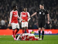 Soccer Football - Premier League - Brighton & Hove Albion v Arsenal - The American Express Community Stadium, Brighton, Britain - March 4, 2026 Arsenal's Martin Zubimendi reacts after sustaining an injury as Arsenal's Bukayo Saka remonstrates with referee Chris Kavanagh REUTERS/Tony O Brien EDITORIAL USE ONLY. NO USE WITH UNAUTHORIZED AUDIO, VIDEO, DATA, FIXTURE LISTS, CLUB/LEAGUE LOGOS OR 'LIVE' SERVICES. ONLINE IN-MATCH USE LIMITED TO 120 IMAGES, NO VIDEO EMULATION. NO USE IN BETTING, GAMES OR SINGLE CLUB/LEAGUE/PLAYER PUBLICATIONS. PLEASE CONTACT YOUR ACCOUNT REPRESENTATIVE FOR FURTHER DETAILS..