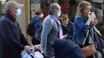 19-11-20. Terrassa. Gente paseando y tomando cafe por la calle © Foto: Cristobal Castro
