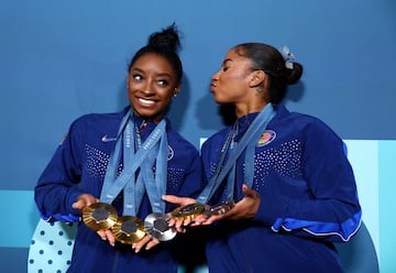 Simone Biles of United States and Jordan Chiles of United States with their medals. 