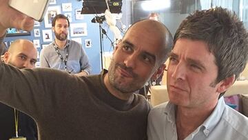 Pep Guardiola haci&eacute;ndose un selfi con Noel Gallagher.
