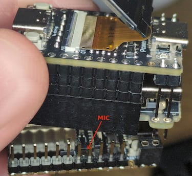 Un experto en seguridad encuentra un micro oculto en un dispositivo chino y emergen todas las dudas posibles