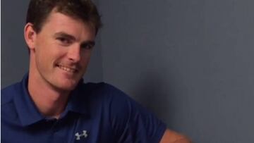 Jamie Murray posa junto a su aparato de Google Home.