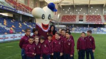 Roelio, junto a la presidenta y canteranos.