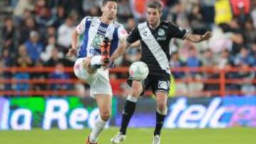 El jugador Alvaro Navarro (d) de Puebla disputa el balón con Omar González (i) de Tuzos de Pachuca el domingo 14 de febrero de 2016, en un partido correspondiente a la jornada 6 del torneo Clausura 2016 del fútbol mexicano celebrado en el estadio Hidalgo de la Ciudad de Pachuca (México).