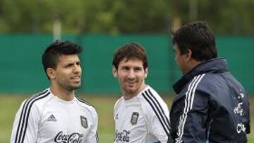 <b>PREPARADOS. </b>Agüero y Messi escuchan a Alejandro Sabella.