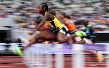 Ackera Nugent de Jamaica en acción durante los 100 metros vallas femenino.