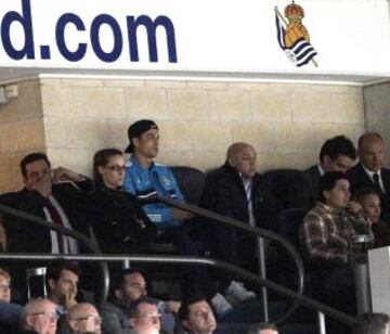 El delantero portugués del Real Madrid, Cristiano Ronaldo, sigue desde el palco el partido que enfrenta a su equipo con la Real Sociedad, de la trigésima séptima jornada de liga en Primera División que se disputa en el estadio de Anoeta.