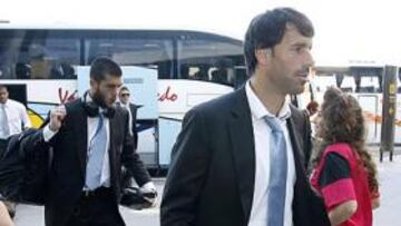 <b>RUMBO A BARCELONA. </b>Van Nistelrooy, en primer plano, y el portero Rubén detrás, en la salida ayer del Málaga.