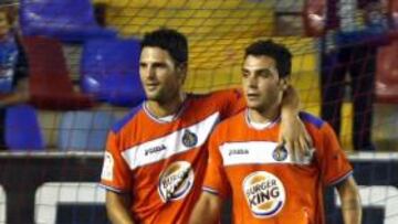 <b>SOBRESALIENTE. </b>Gavilán felicita a Colunga tras el 0-1 al Levante.