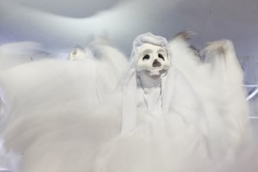 Un participante de la escuela de samba Vila Isabel se presenta en el Sambódromo durante el Carnaval de Río de Janeiro.