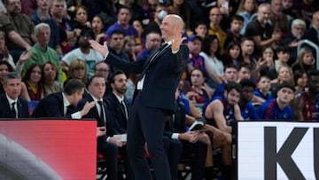 BARCELONA, 09/03/2025.- El entrenador del Barça Joan Peñarroya durante el partido de Liga Endesa que Barça y La Laguna Tenerife disputan este domingo en el Palau Blaugrana. EFE/Alejandro García