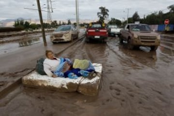 La cantidad de lluvia caída en poco tiempo en Copiapó, una zona desértica del norte de Chile, provocó el desborde del río y aluviones de barro y escombros. Chañaral también sufrió duras consecuencias.