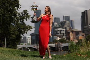 La kazaja ajustó su servicio y redujo errores, igualando el marcador y recuperando el control mental del partido. [eluniversal.com.co]