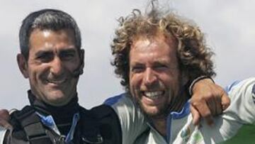 <b> VICTORIA HISTÓRICA. </b> La tripulación del "Desafío español" celebró el triunfo por todo lo alto.