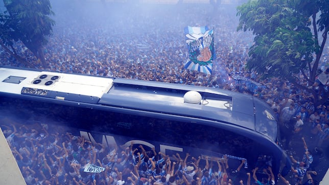 Miles de aficionados brindan otro recibimiento histórico al Málaga