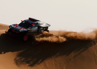 Mattias Ekstrom y Emil Bergkvist durante la segunda etapa del Dakar 2024 con un recorrido entre Al Henakiyah y Al Duwadimi.